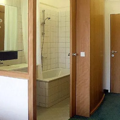 Otel Gartenhotel Altmannsdorf 4*